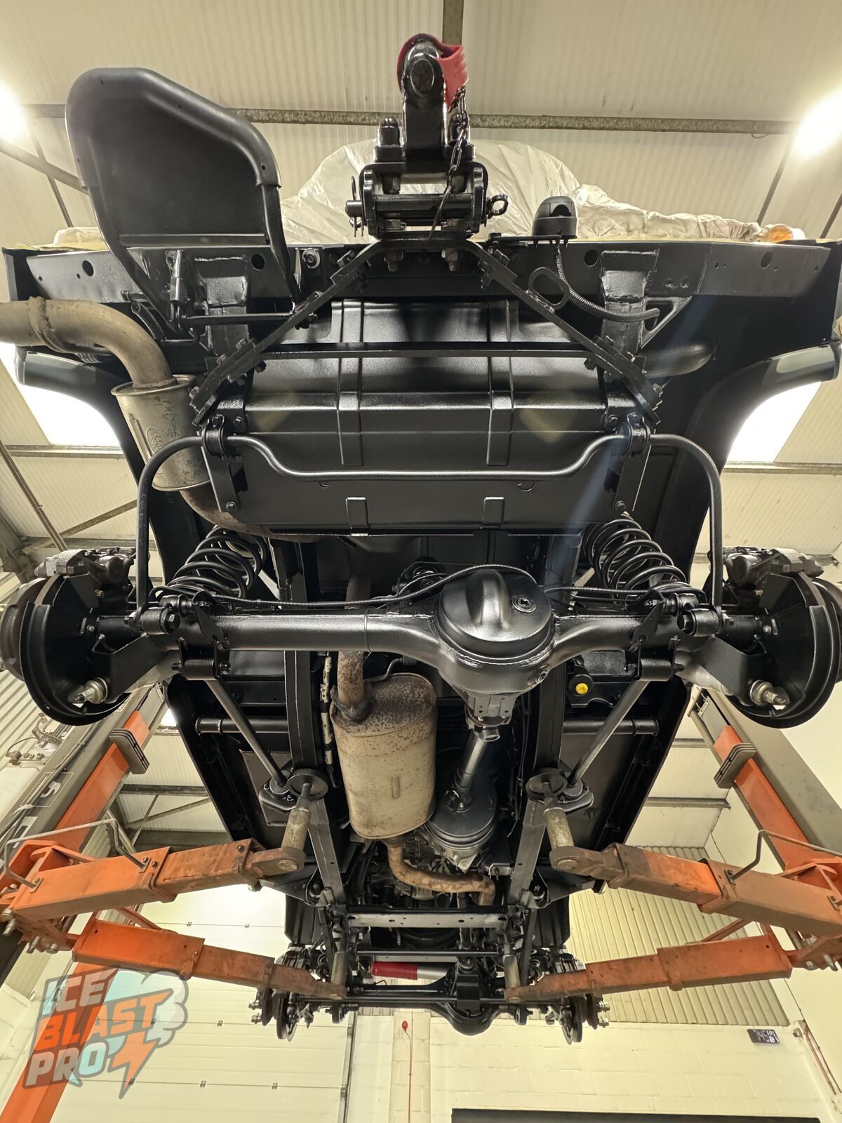 Underbody, protected – The full underside cleaned, treated and finished in a durable, even black protection from chassis rails to axles.