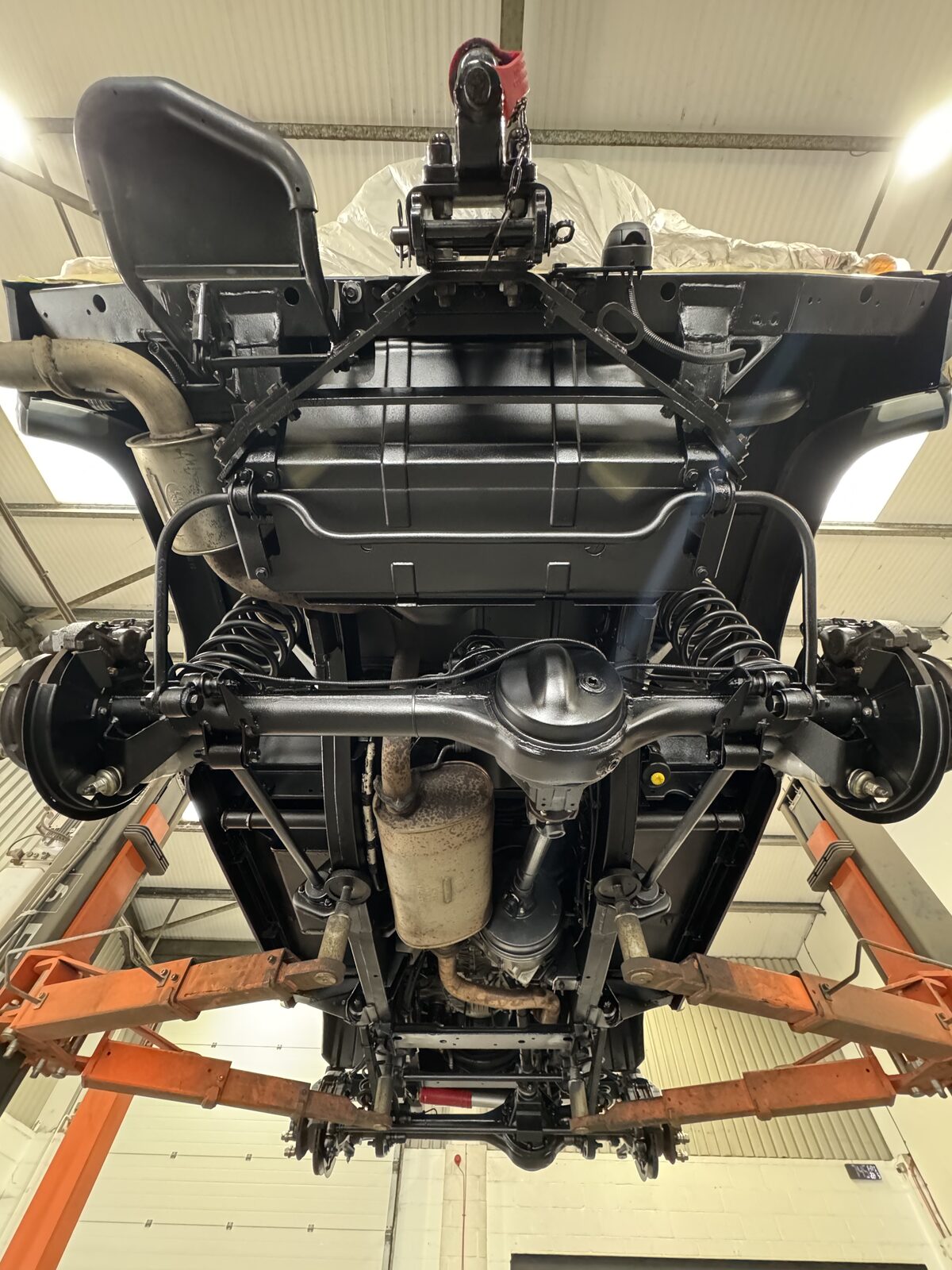Underbody, protected – The full underside cleaned, treated and finished in a durable, even black protection from chassis rails to axles.