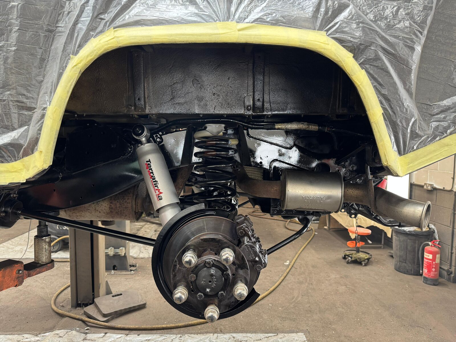 Rear arch & spring – The arch, coil spring and trailing arm cleaned back, treated and sealed – ready for the next winter rather than slowly rotting through it.