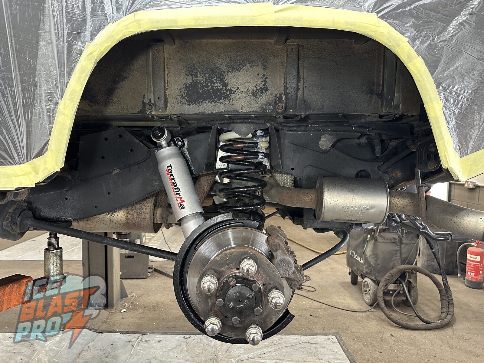 Rear arch & spring – Grime and light corrosion around the rear arch, coil spring and trailing arm – an area that holds road salt and water through the winter.