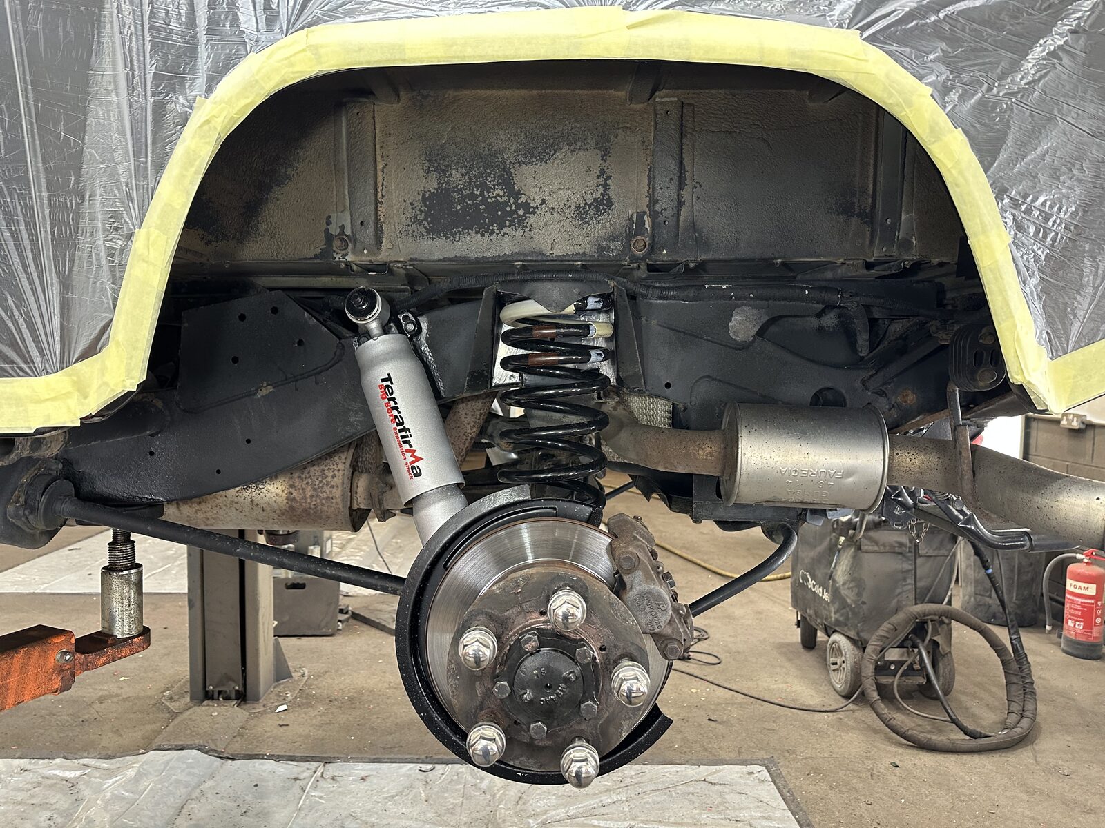 Rear arch & spring – Grime and light corrosion around the rear arch, coil spring and trailing arm – an area that holds road salt and water through the winter.
