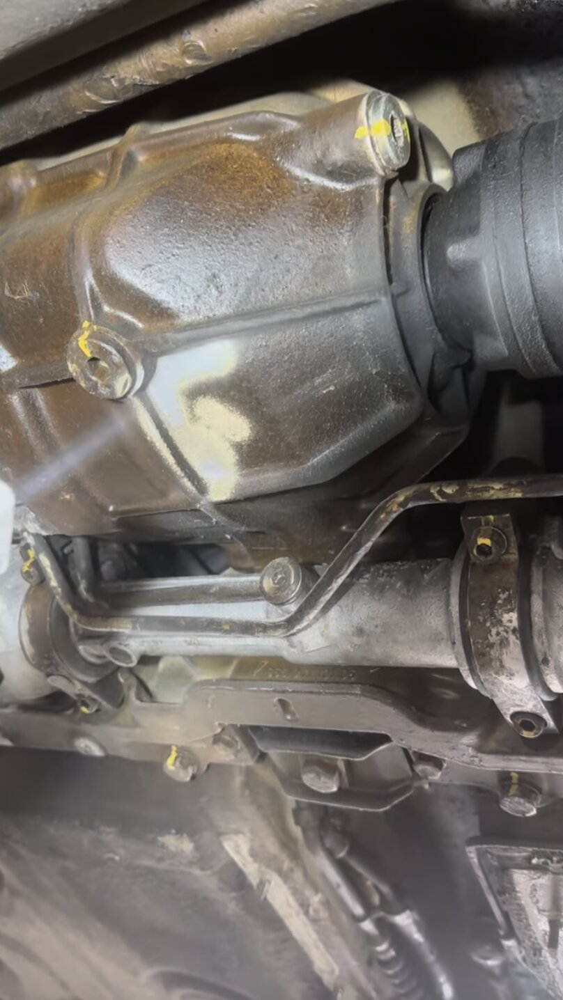 Lifting the aged wax – Dry ice lifts the ageing amber wax and road contamination from the underbody casings with no water and no abrasive media.