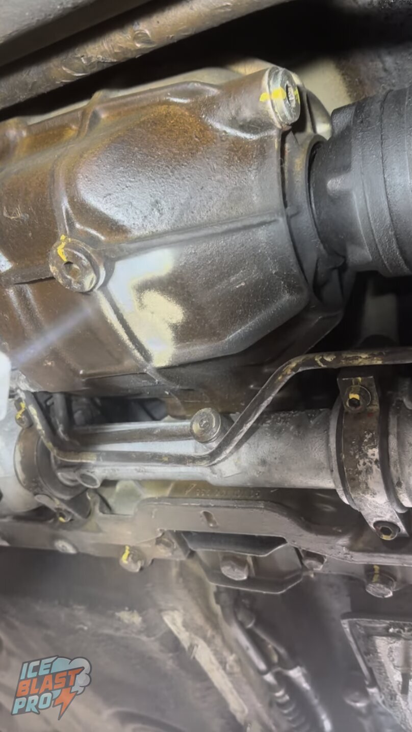 Lifting the aged wax – Dry ice lifts the ageing amber wax and road contamination from the underbody casings with no water and no abrasive media.