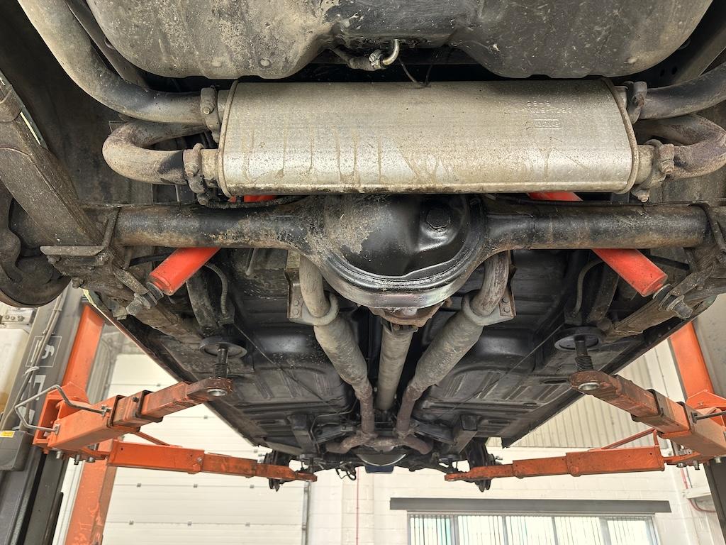 Rear diff & axle – Corrosion visible across the diff housing and axle tubes. Paint thinning to bare metal across the cover.
