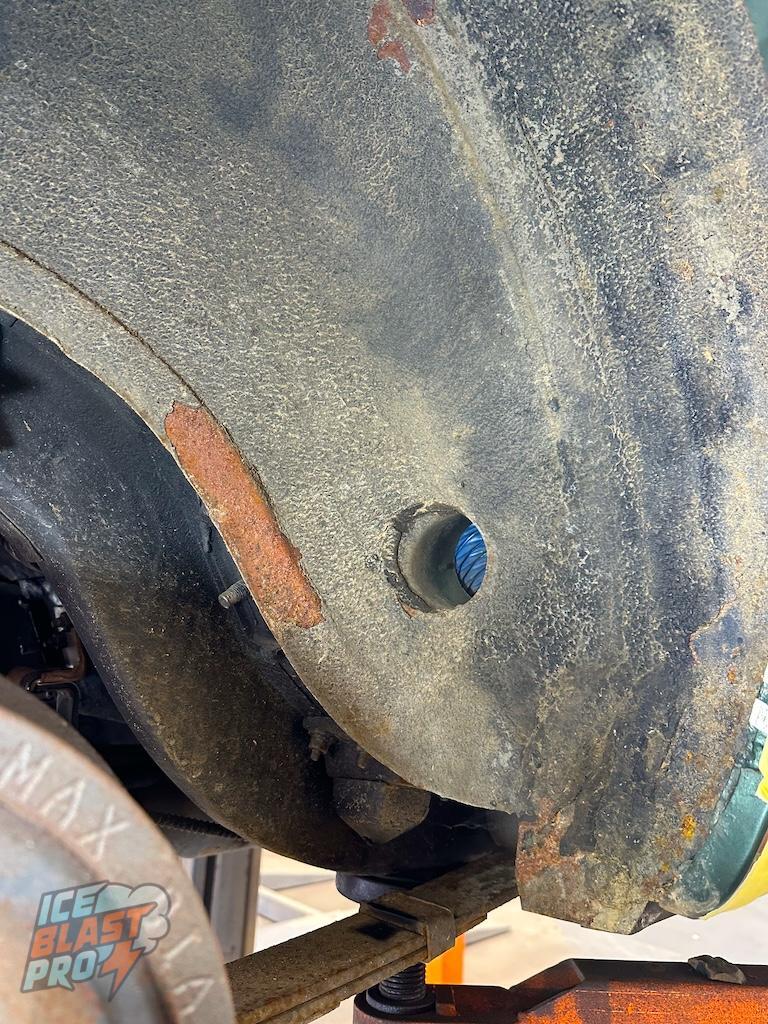 Wheel arch lower lip – Corrosion at the lower lip of the arch. Paint failed back to bare metal in patches.