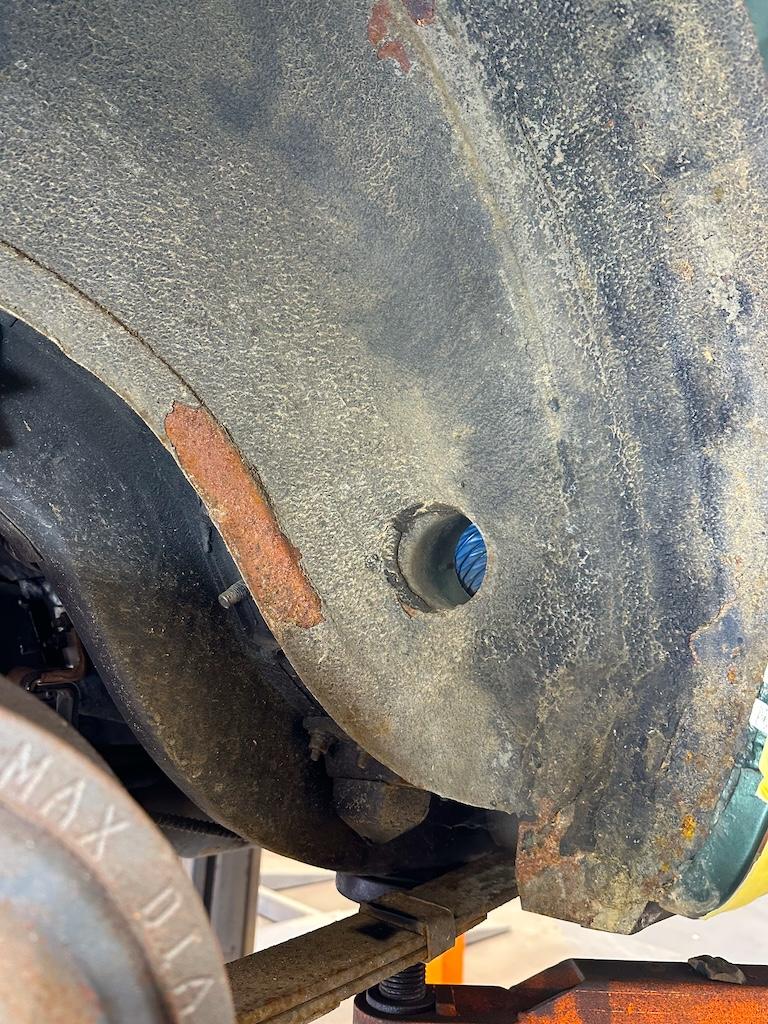 Wheel arch lower lip – Corrosion at the lower lip of the arch. Paint failed back to bare metal in patches.