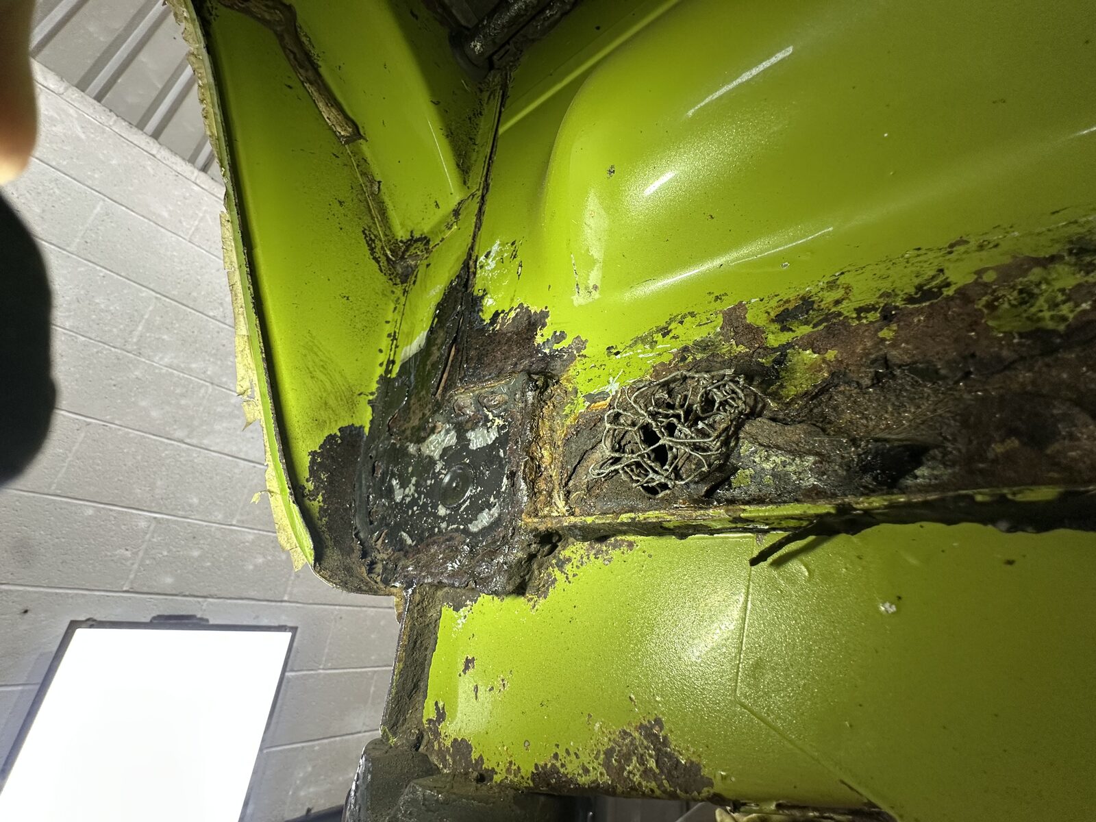 Old fibreglass & chicken wire – A previous bodged repair – fibreglass over chicken wire – hidden under the coating, with corrosion left to spread underneath it.