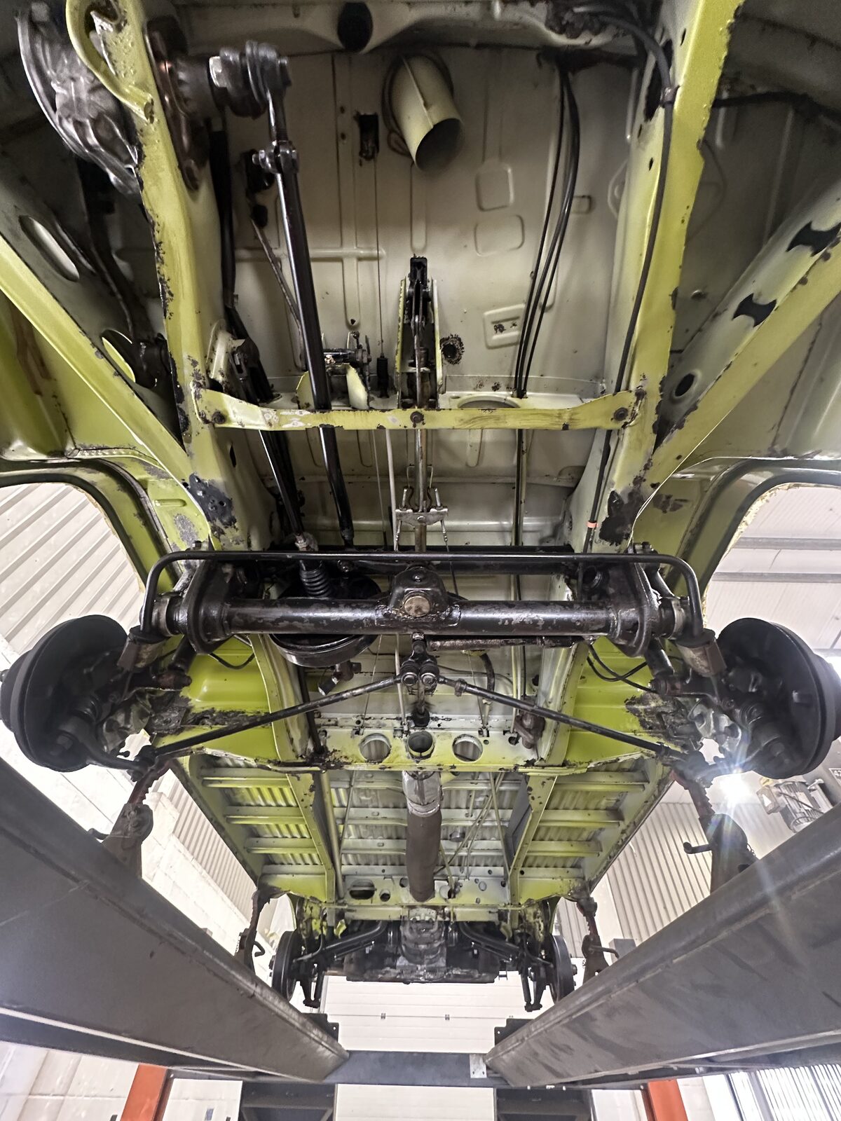 Underbody after rust conversion – The underside cleaned, repaired and chemically rust-treated – active corrosion neutralised and stabilised, ready to take protection properly.